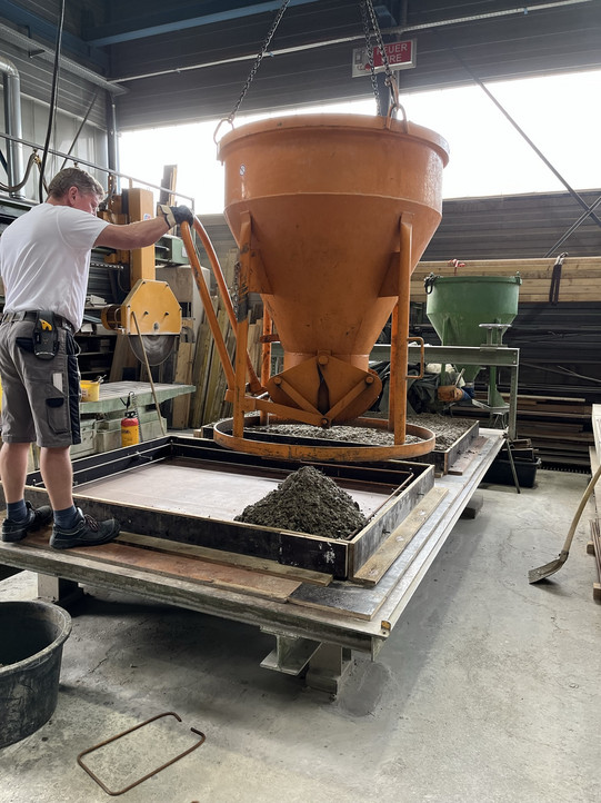 Betonbombe befüllt die Schalung