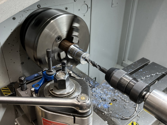 Startseite_Bild Bearbeitung eines Bauteils in der Drehmaschine