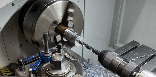 Bearbeitung eines Bauteils in der Drehmaschine