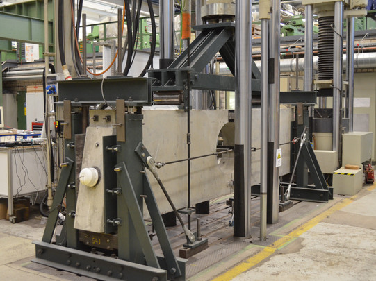 Versuchsaufbau LS Massivbau in der 2500kN Prüfmaschine