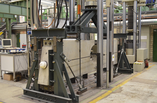 Versuchsaufbau LS Massivbau in der 2500kN Prüfmaschine