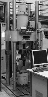 Prüfmaschine 630kN