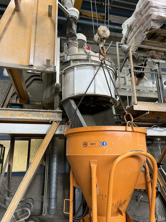 Befüllung der Betonbombe